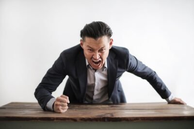 Sinais de alerta de gaslighting no trabalho: você está sendo manipulado?