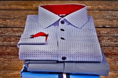 Como dobrar camisas masculinas corretamente para não amassar